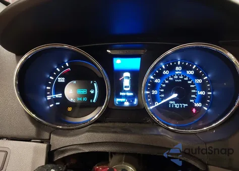 2013 Hyundai Sonata Hybrid z USA, uszkodzony, nr VIN KMHEC4A4XDA051068